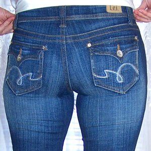 L.E.I.  ASHLEY TROUBLE  FLARE SEXY STRETCH JEANS w FLAP BACK POCKETS